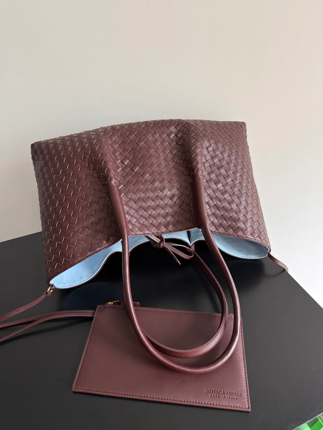 Batch 2660 Bottega Veneta 2025 new product PINACOTECA bag, iconic weaving process, skillfully crafted with 10mm Intrecciato process and equipped with suede lining. Four small strips of leather add character to the design and make the bag more stable. Relaxed yet sophisticated, casual yet refined, suede lining and double-sided design, suitable for shoulder and hand carry. The four straps can be adjusted into different shapes. One pack can be switched between two uses, easily integrating into your daily rhythm. Style number: 817166 Size: 43*23*17.5cm